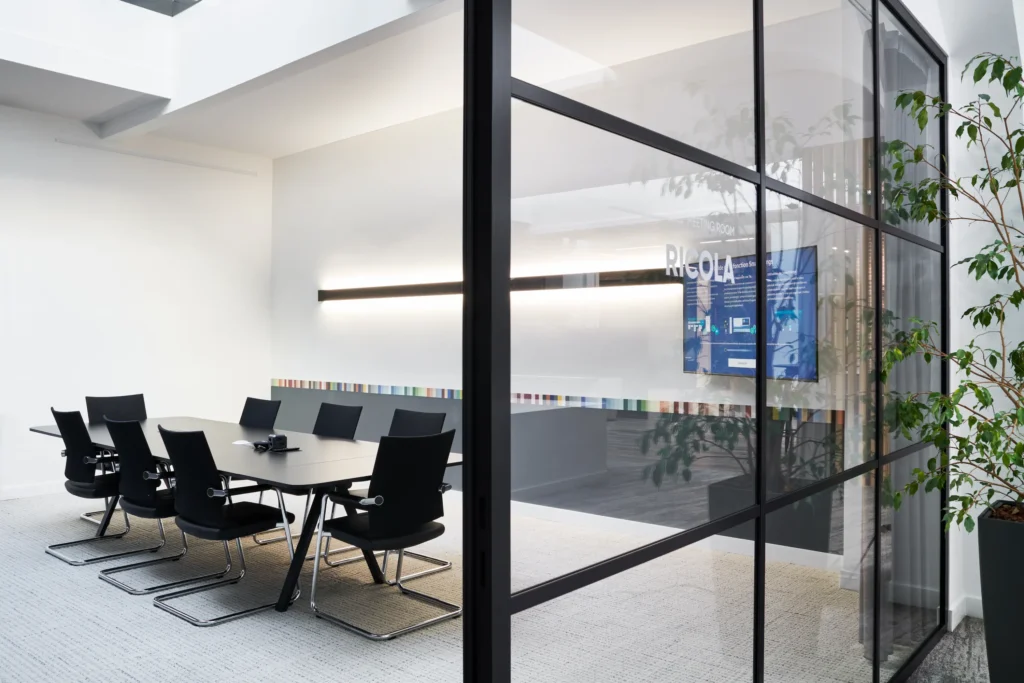 Aménagement d'une salle de réunion pour le siège d'une banque privée située à Genève © Class Orga