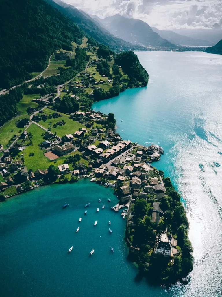 vue aérienne d'une ville côtière en Suisse à proximité d'un lac